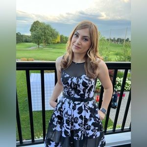 Meet your Posher, Mona